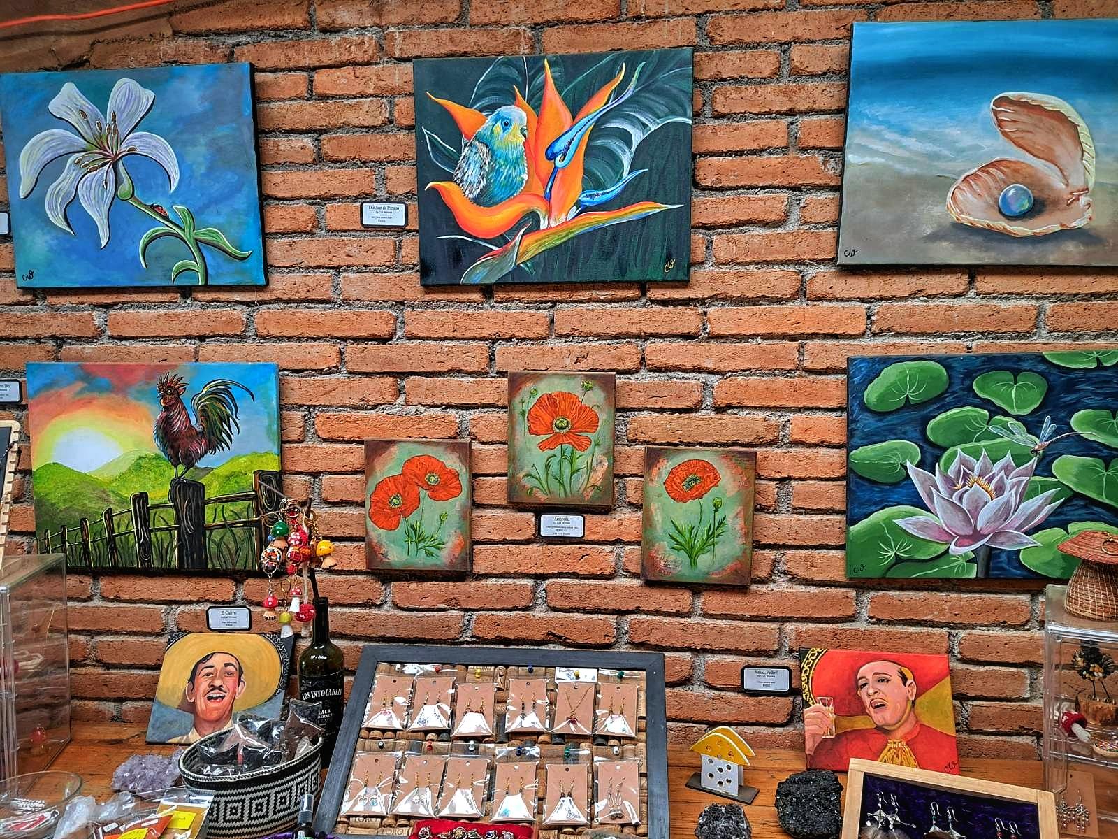 Gallery of paintings and artesania at El Gato y Conejo